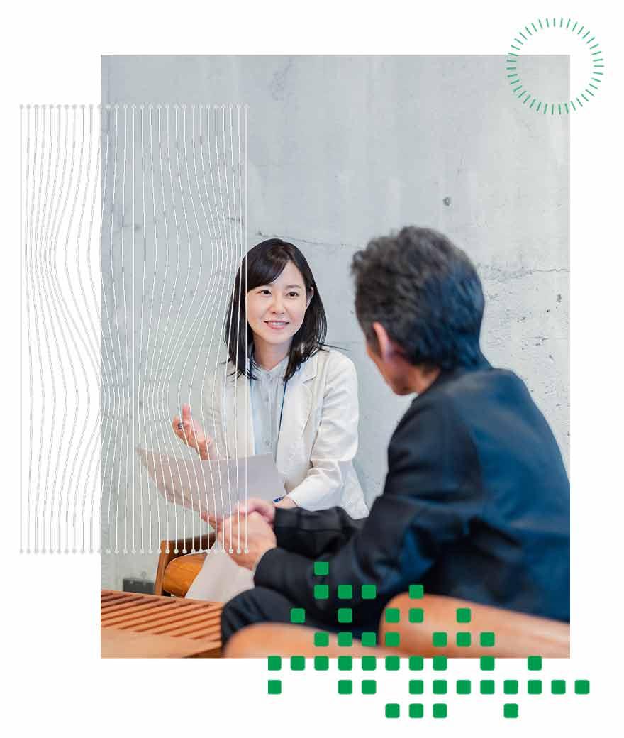 2人の女性がテーブルで会議をしている。