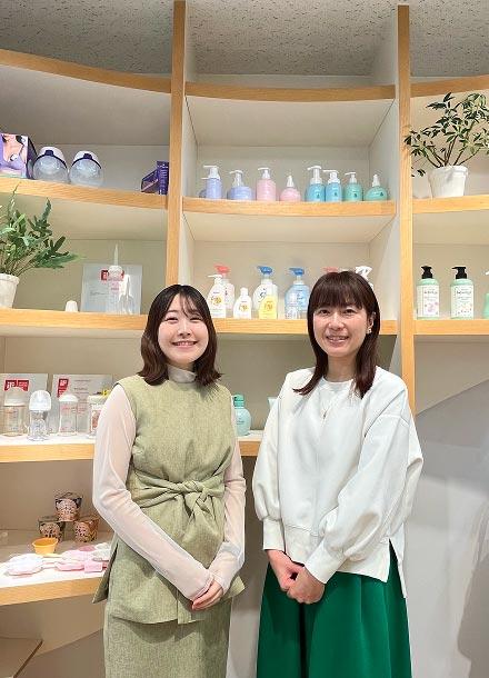 ピジョン製品が並ぶ棚の前に立つ2人の女性スタッフ