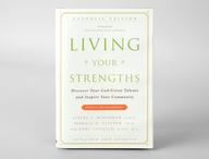 Titelseite von „Katholische Ausgabe von Living Your Strengths“.