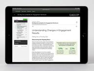 Se muestra el libro de trabajo digital en un dispositivo, abierto en la página Comprensión de los cambios en los resultados del compromiso.